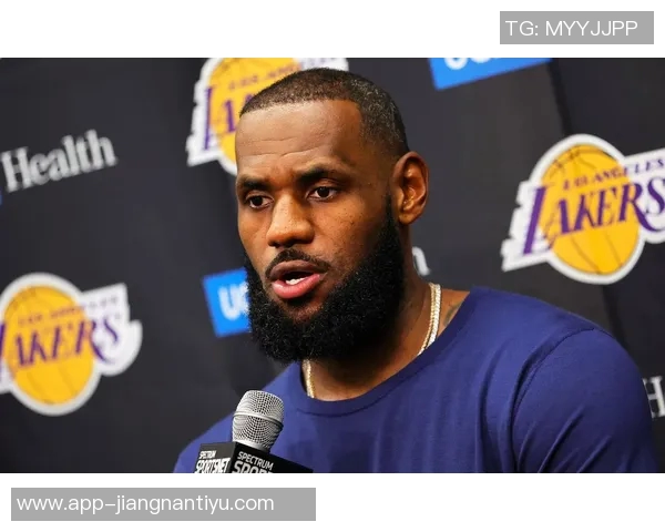 里夫斯赞詹姆斯乐观态度能增强自信心始终保持微笑从不显露低落情绪