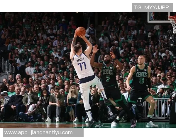 东契奇上半场表现抢眼8投4中斩获16分并贡献4篮板7助攻1抢断1盖帽